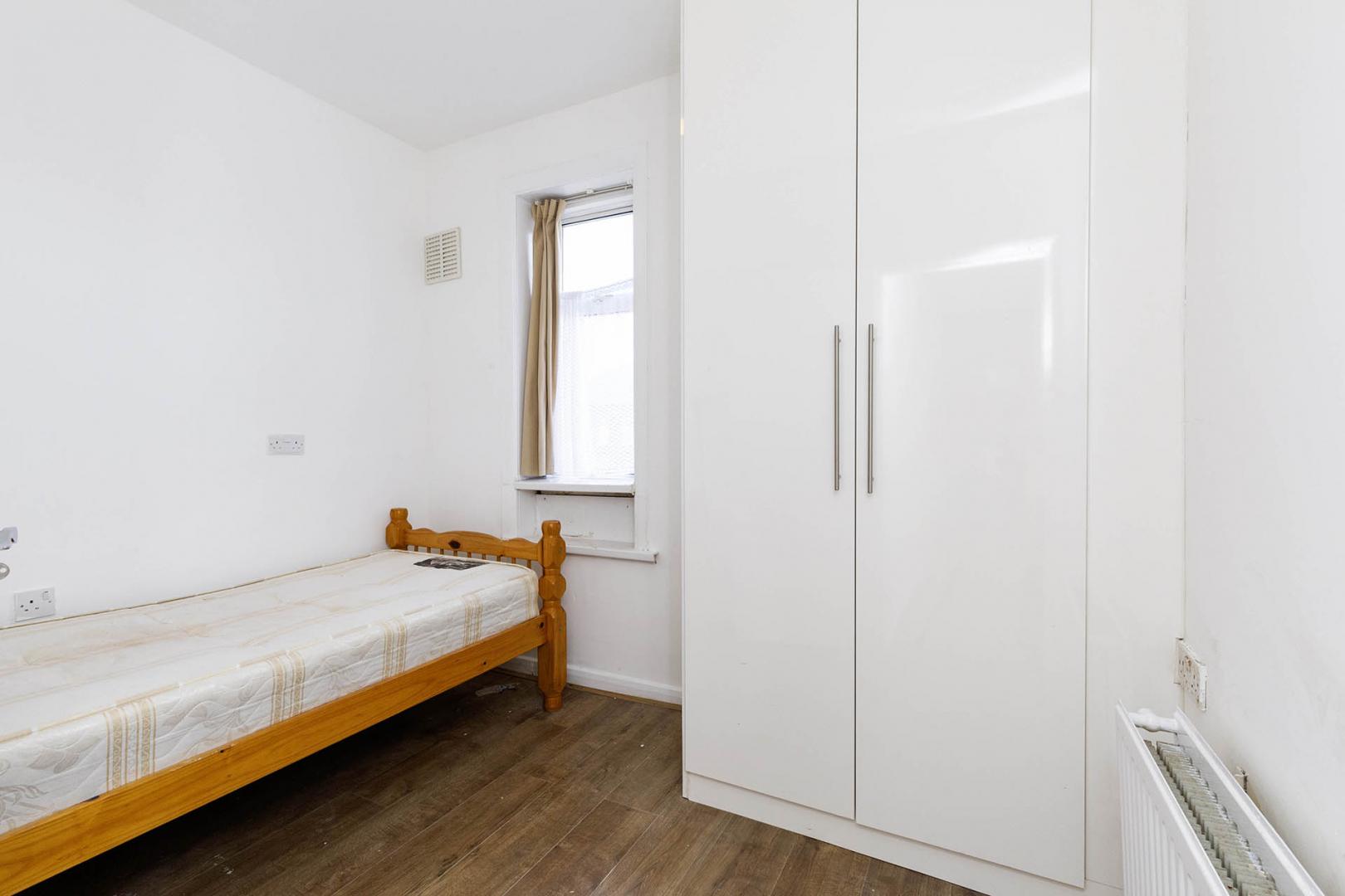 Spacious Apartment Walm lane, Willesden Green